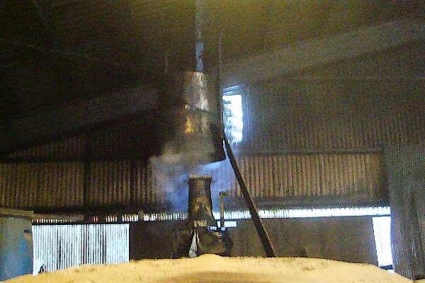 竹酢液の採取時期は青白い煙で判断します。